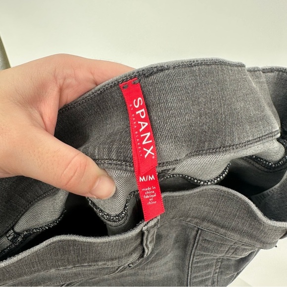 Spanx Skinny Fit Pull On Distressed Jeggings Jeans Size Medium Gray Denim - Picture 5 of 5